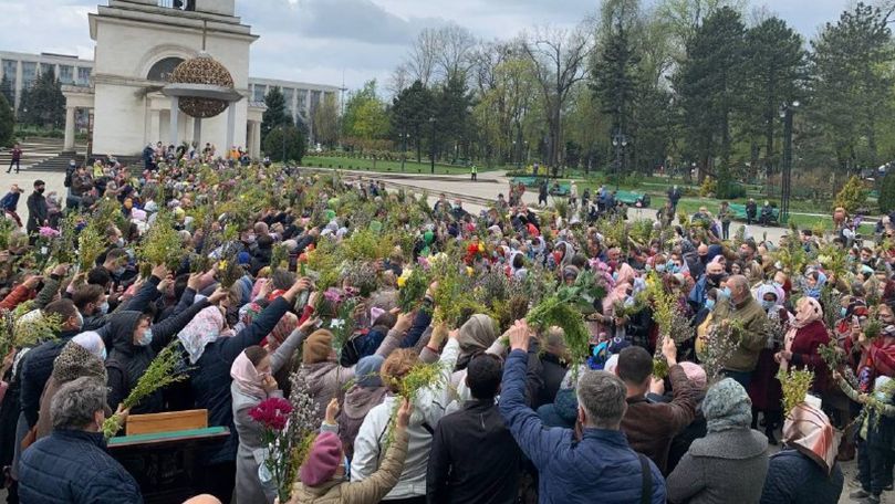 На службе у Кафедрального собора верующие позабыли об антиковидных мерах.