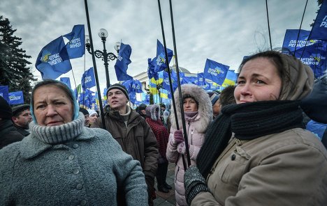 Большинство участников акции держат флаги Партии регионов и национальные флаги Украины. Фото: rian.com.ua