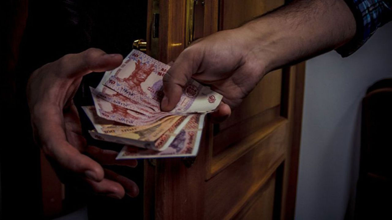 Un bărbat din Anenii Noi, amendat cu 50.000 de lei pentru mituirea alegătorilor.