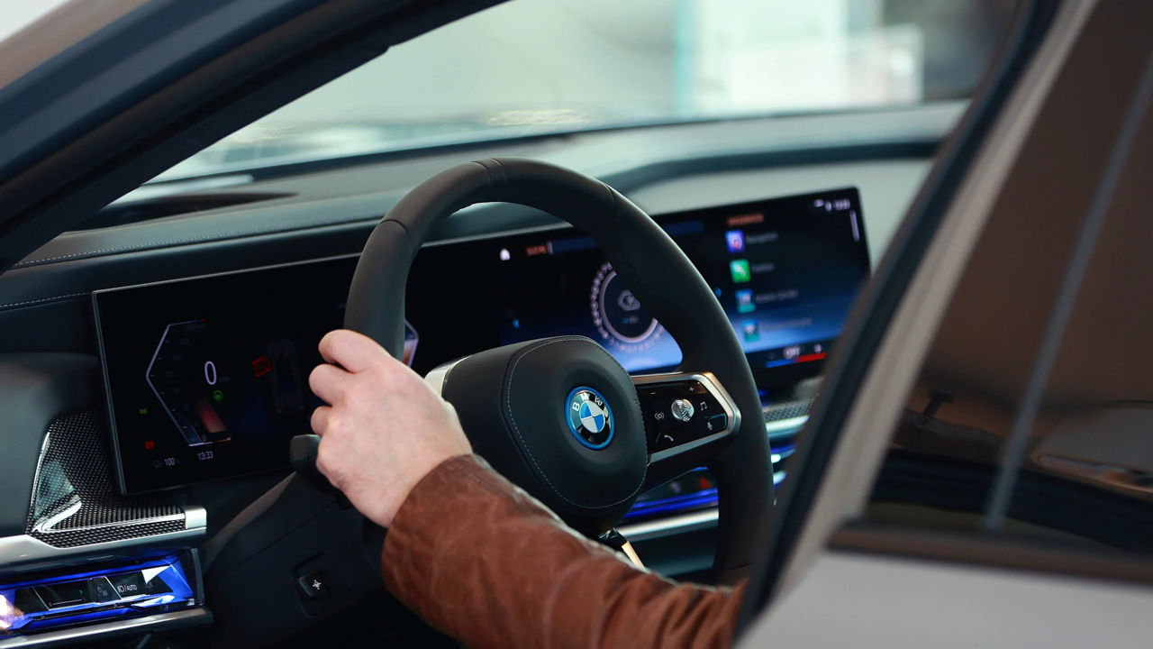 BMW îndeamnă Germania să se opună tarifelor UE pentru automobilele electrice din China.
