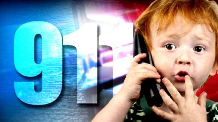 Un copil a sunat la poliție ca să-şi salveze mama. A fost ignorat