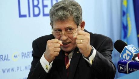 Политик называет организаторов протеста "Кремлевской тройкой" и вновь запугивает граждан русскими.
