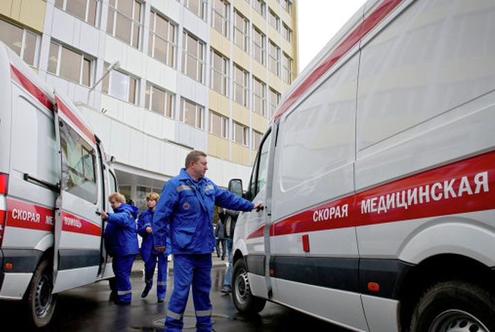Очевидцы происшествия рассказали полиции, что мужчина, будучи нетрезв, упал с крыши строительного вагона-бытовки.