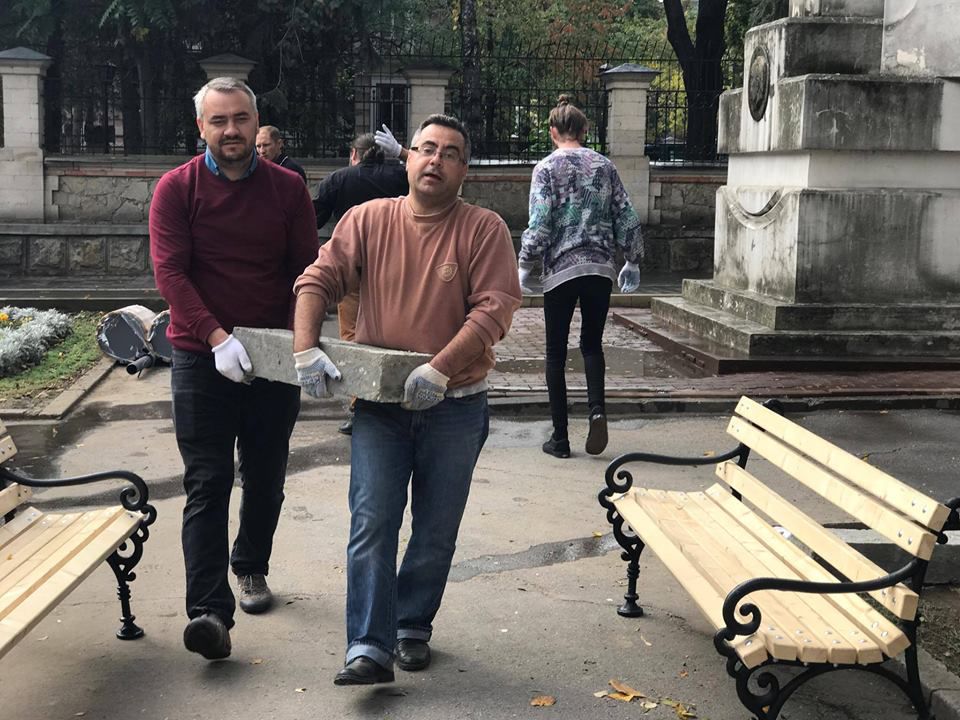 Волонтеры начали устанавливать в сквере Гибу скамейки, мусорные корзины и ремонтировать бордюры.