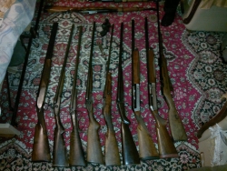 Tot la domiciliul suspectului, oamenii legii au ridicat trei arme și un pistol de model TT