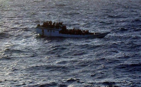  Două persoane au murit şi alte două au fost grav rănite după ce o ambarcaţiune, plină cu azilanţi, s-a scufundat luni dimineaţă, în largul Australiei.