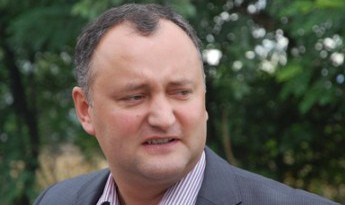 Igor Dodon, se plângea într-un comentariu la o postare de pe Facebook a șefului departamentului de externe din stânga Nistrului, Nina Stanski,  că va fi nevoit din nou să-i vadă fizionomia lui Ghimpu în Parlament.