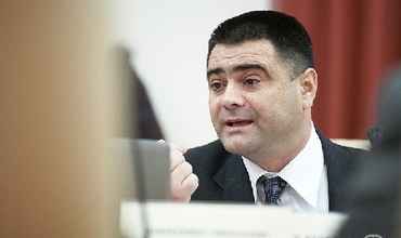 Маринуца считает, что до тех пор, пока партия не перестроится, ни о каких переменах в обществе и говорить нельзя, тем более о «переменах до конца».