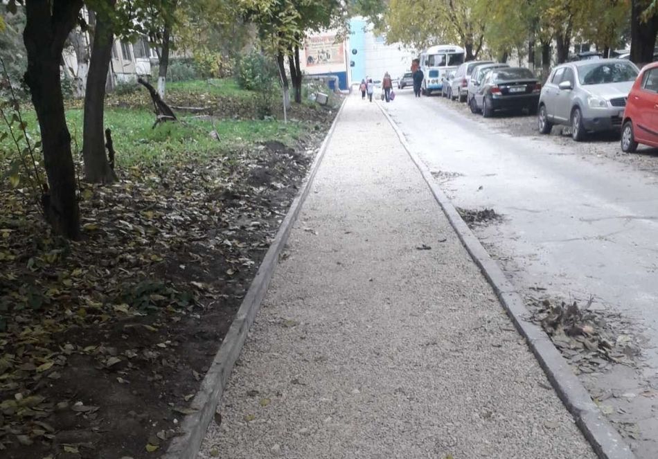 В столице ведется ремонт подъездных путей к учебным заведениям.