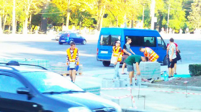 Minori antrenați la reparația trotuarelor din Chișinău.  Foto: Victor Chironda via facebook.com