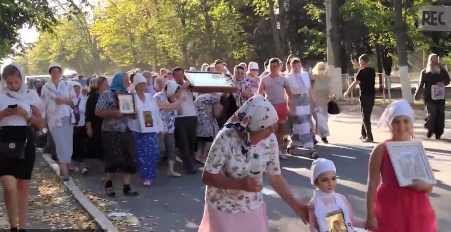 Верующие из Резины в разгар эпидемии устроили крестный ход.