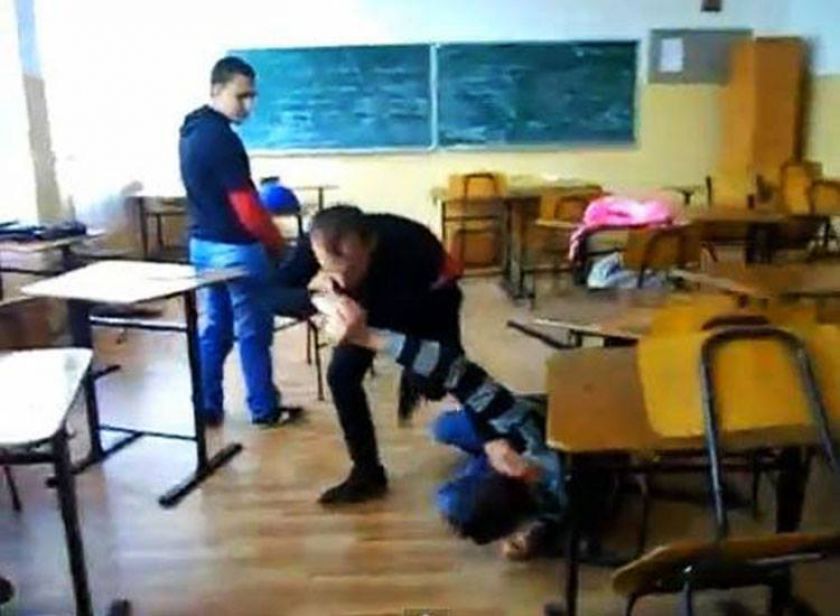 Scene violente: O profesoară, bătută de un elev în timpul orelor