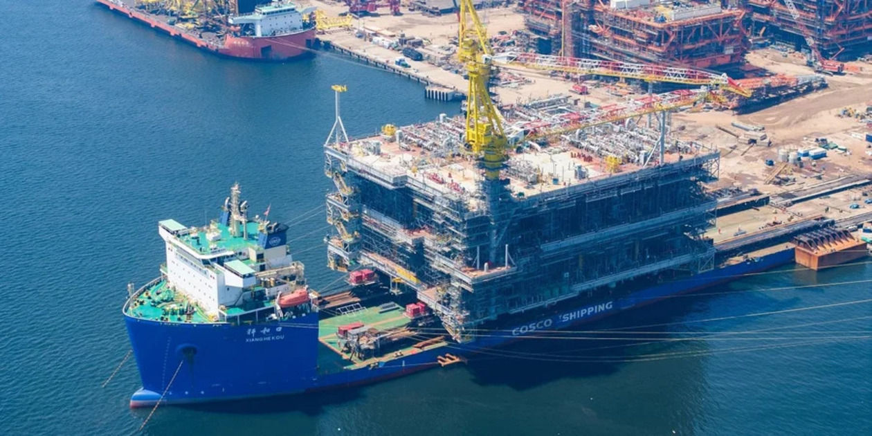 O platformă de petrol și gaze de înălțimea unui bloc de 24 de etaje a fost construită în China.