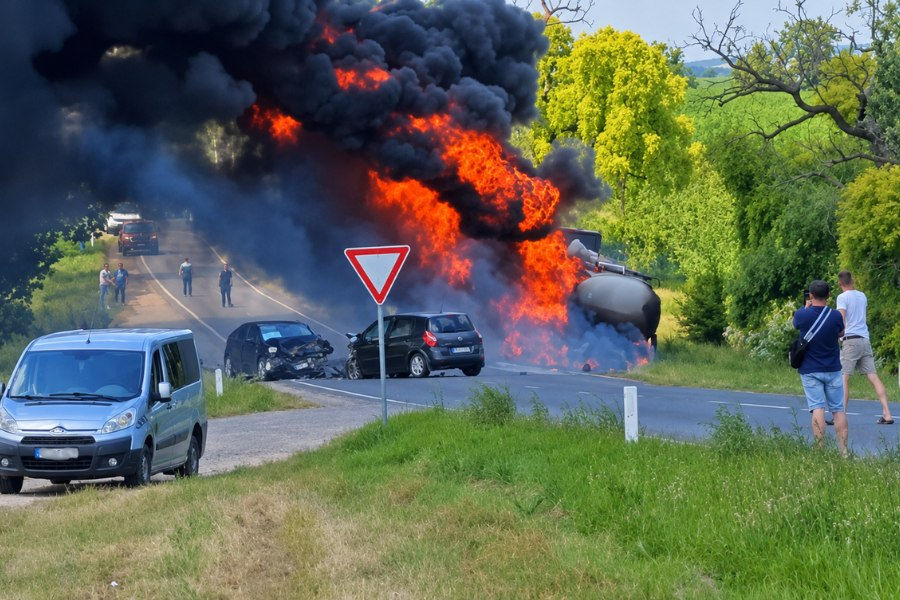 В Сынжерейском районе произошло ДТП: загорелась автоцистерна.
