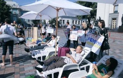 Под Радой активисты устроили "пляж".