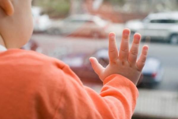 В Рыбнице 2-летняя девочка выпала из окна.