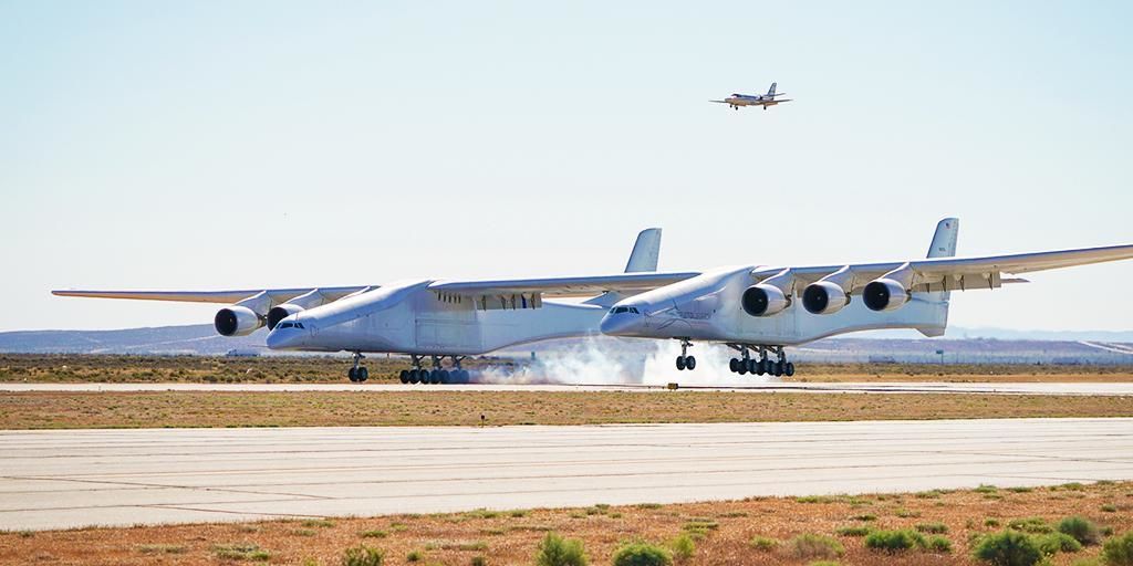 Stratolaunch состоит из двух 72-метровых фюзеляжей, соединенных общим крылом длиной 117 м.