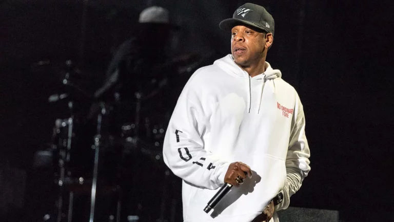 Рэпера Jay-Z обвинили в изнасиловании 13-летней девочки на вечеринке P. Diddy.