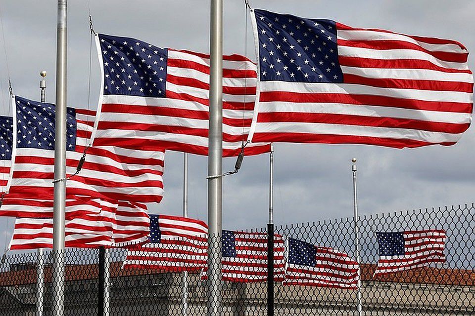 Власти США временно прекратили разлучать нелегальных мигрантов с детьми на границе страны с Мексикой. 