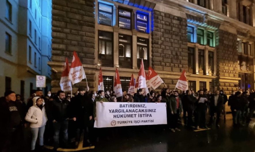 В Стамбуле прошли стихийные акции протеста после обвала лиры.