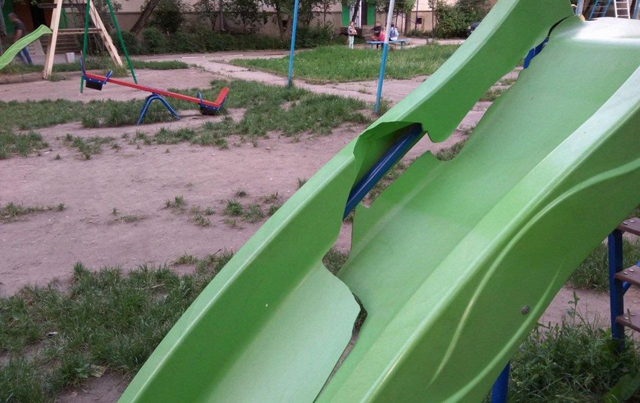Бельчане жалуются на поломанные детские горки.