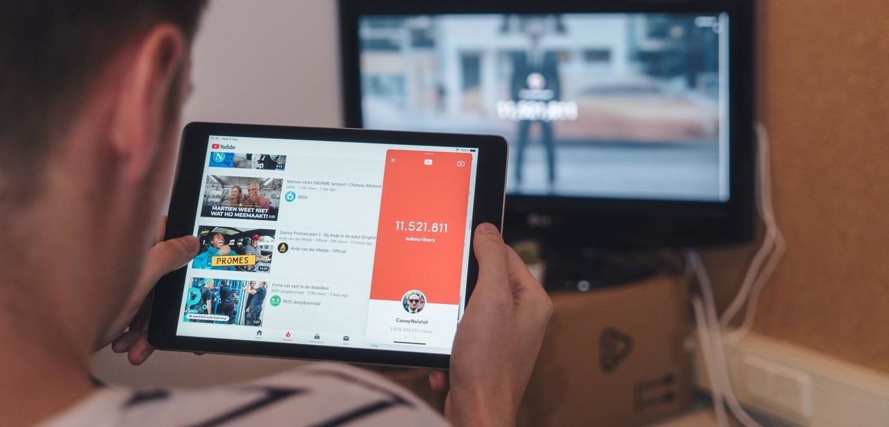 YouTube тестирует мгновенный перевод комментариев.