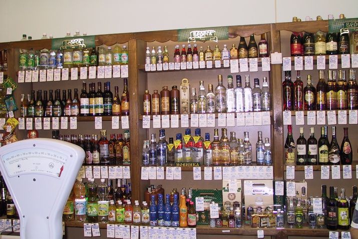 Продажи слабоалкогольных напитков также снизились.