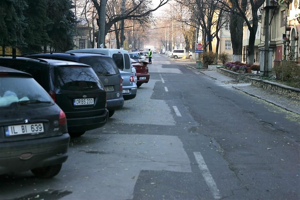 Водителям необходимо избегать парковки автомобилей на проезжей части дорог на период проведения уборки.Фото: facebook.com/Inspectoratul Național de Patrulare al IGP.