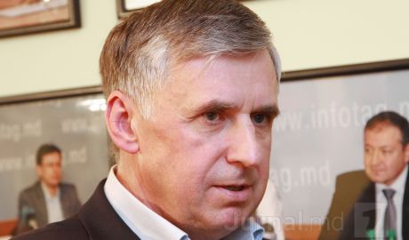 "Не может министр быть одновременно контролером и директором Franzeluţa", - заявил Стурза.