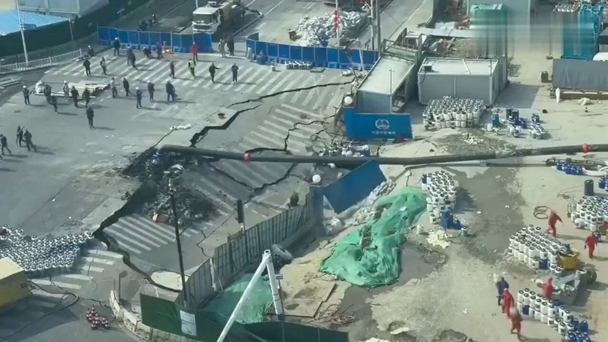 O porțiune de drum s-a prăbușit în timpul construcției metroului din Shanghai.