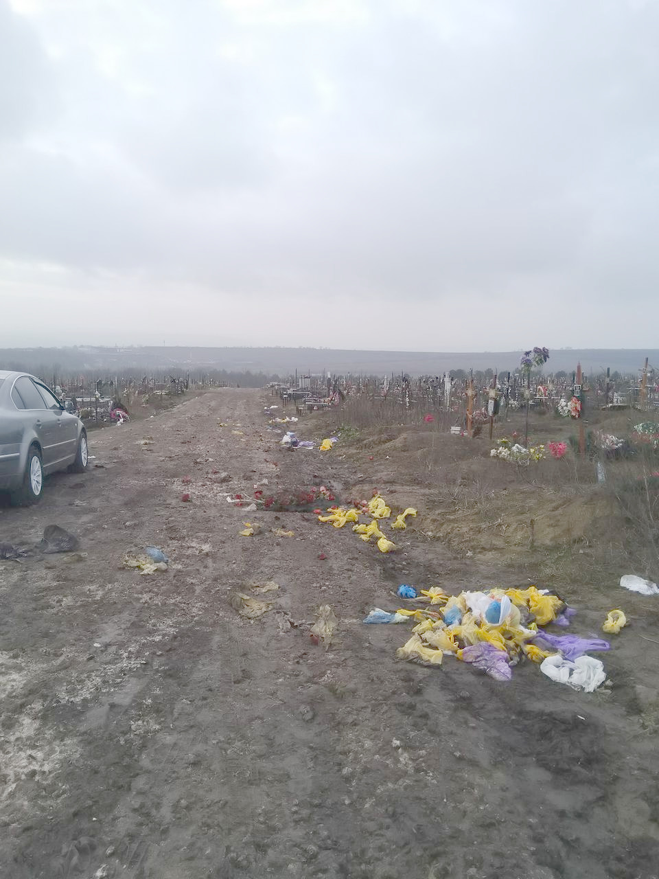 Администрация кладбища: В образовании гор мусора виноваты посетители.