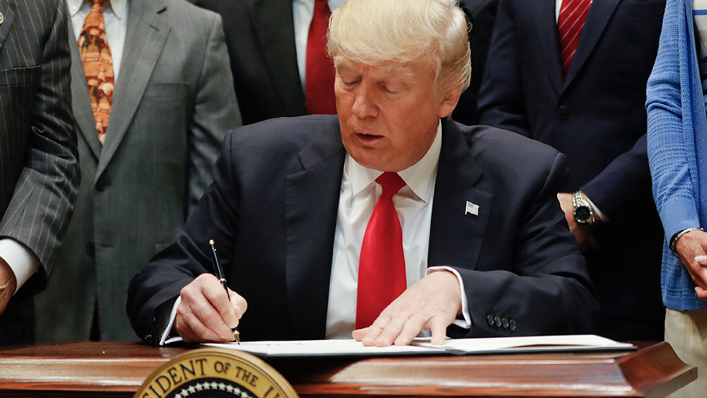 Трамп подписал бюджет США до сентября.