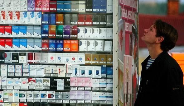 На внутреннем розничном рынке сигареты продаются почти вдвое ниже ранее установленных цен.