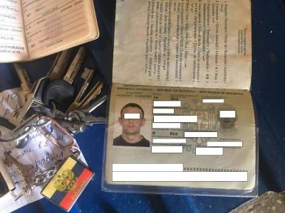 В ходе осмотра у иностранца обнаружили атрибутику России,  паспорт и военный билет непризнанной ПМР.