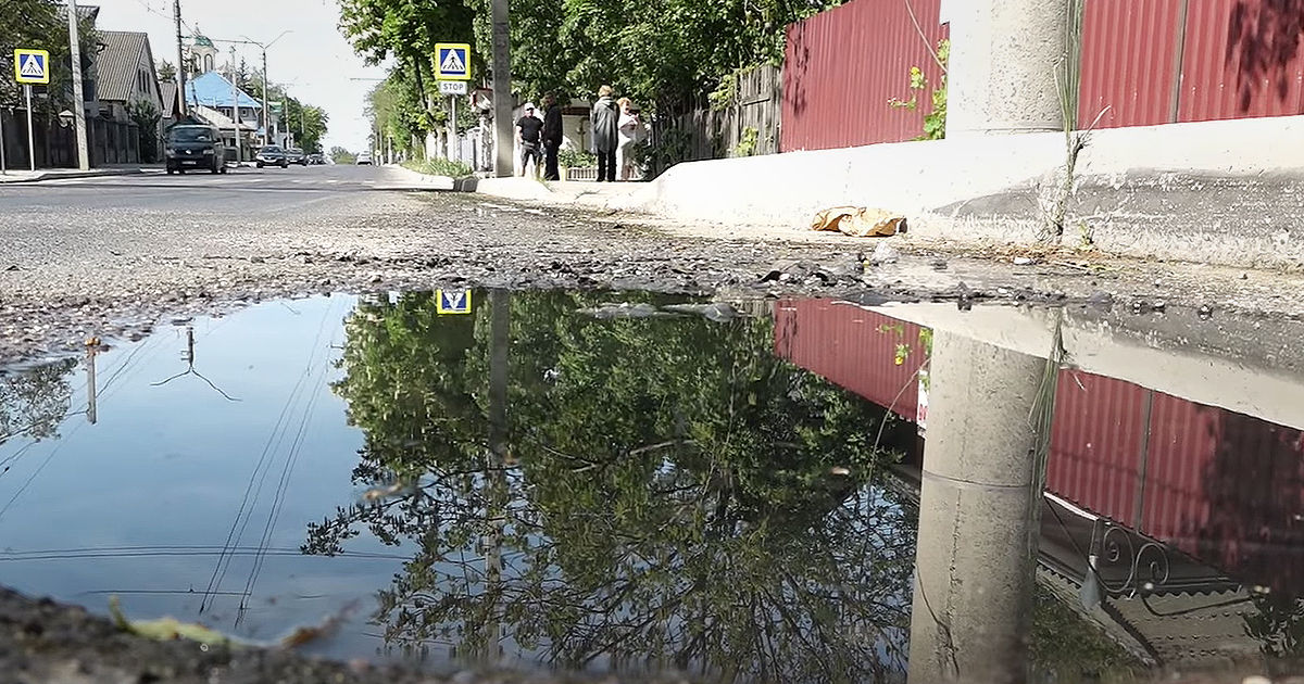 Apele reziduale inundă periodic două străzi din Bălți: Locuitorii trag un semnal de alarmă.