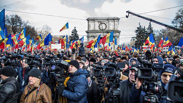 Между тем вот уже третья неделя проходит в стране без каких-либо протестов.