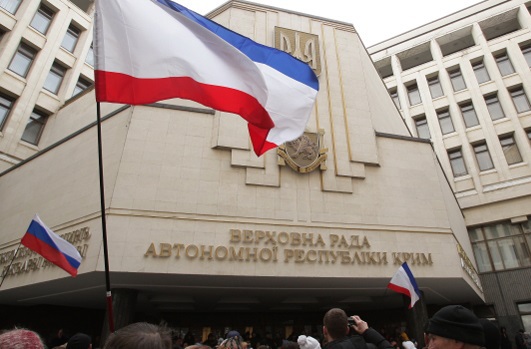 Parlamentul regional din Crimeea, regiune autonomă a Ucrainei, a adoptat, marţi, o declaraţie de independenţă, anunţă agenţiile de ştiri.