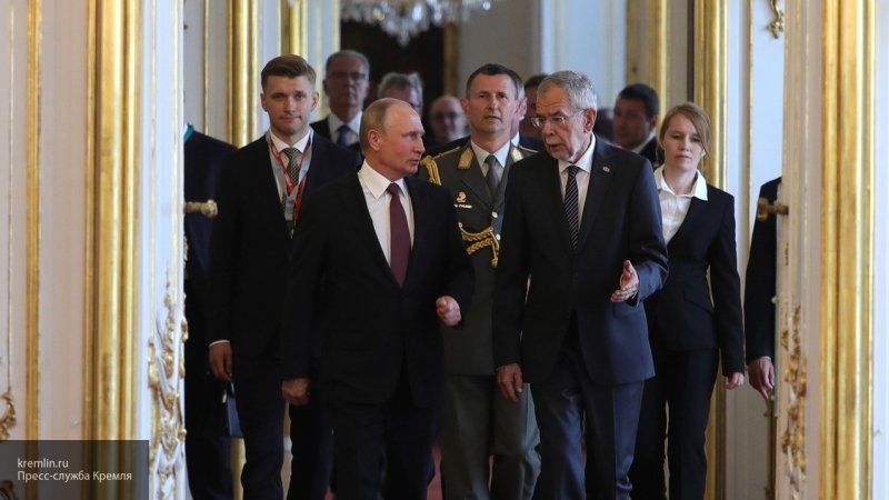 Президент России Владимир Путин и президент Австрии Александер ван дер Беллен встретились в Сочи 15 мая.
