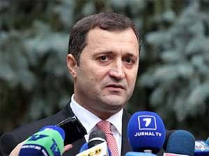 Филат: "Подобные выездные заседания дают возможность напрямую общаться с властями и населением того или иного района, чтобы лучше узнать об их насущных проблемах". Фото: rybnitsa.info