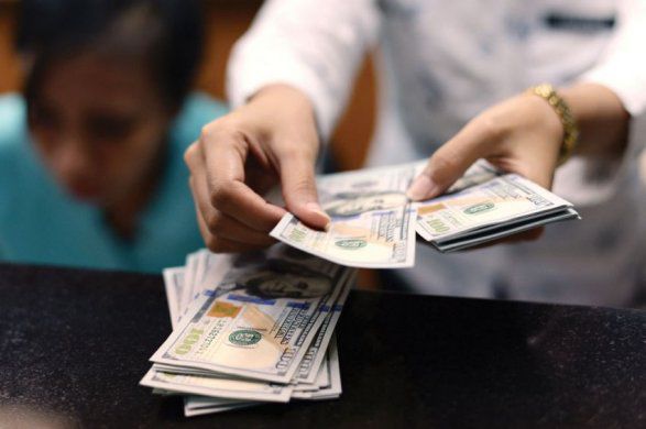 Dolarul american a scăzut cu cinci bani şi valorează 20 de lei.
