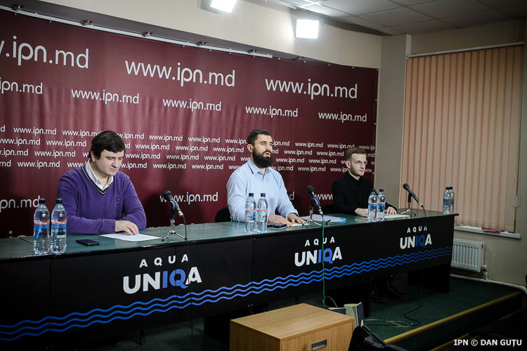 Ряд активистов требуют отмены ограничительных мер, введённых в контексте COVID-19.
