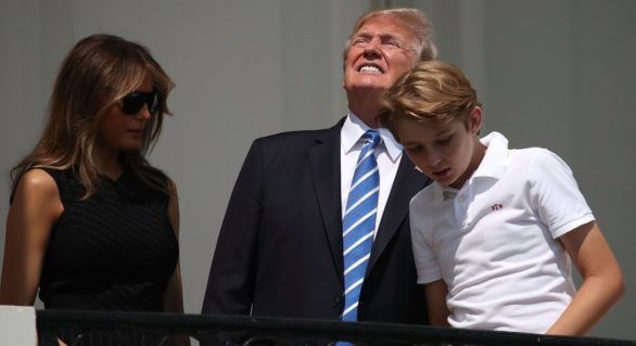 Gafa lui Trump: Se acoperă cu o umbrelă, iar soția și fiul în ploaie