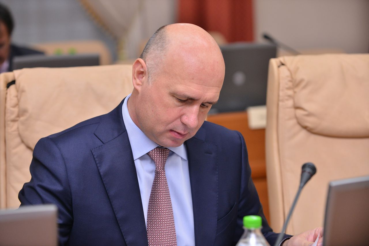 Премьер-министр Павел Филип созвал внеочередное заседание правительства.