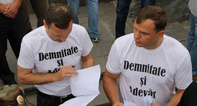 Valeriu Poia susține că Andrei și Vasile Năstase sunt persoane care pur și simplu îndeplinesc comenzi contra plată.