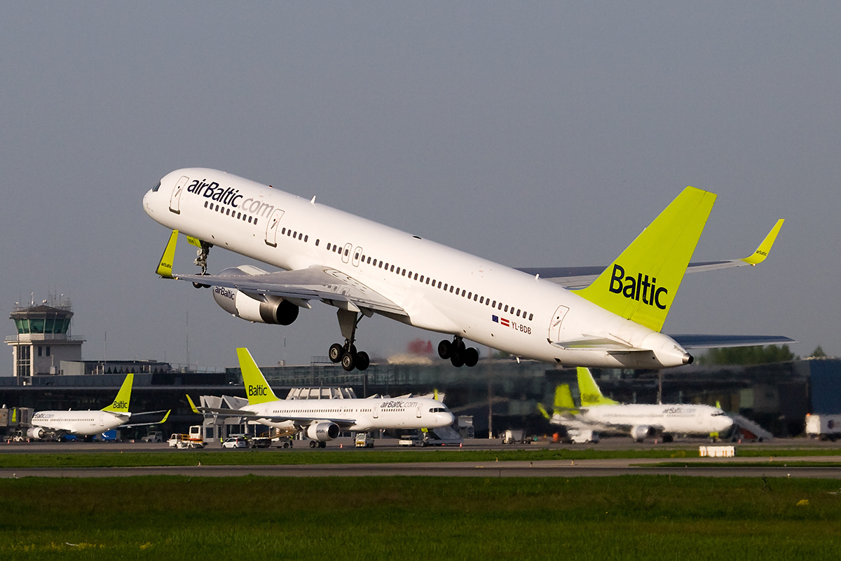 Air Baltic была создана в 1995 году. Флот авиакомпании в настоящее время насчитывает 5 самолетов "Boeing 737-500с", 8 - "Boeing 737-300" и 12 "Бомбардье" марки Q400 NextGen.