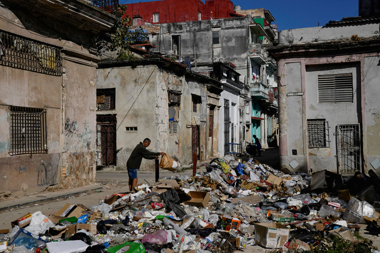 Cuba se confruntă cu o criză a deșeurilor din cauza lipsei de combustibil pentru camioanele de gunoi.