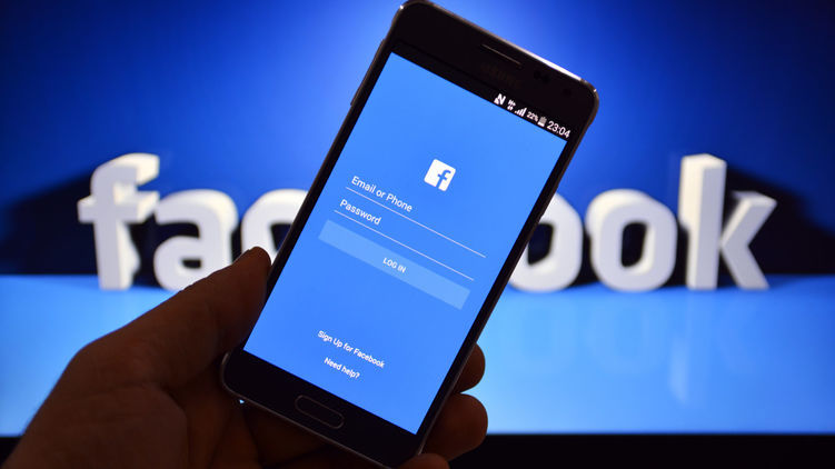 Facebook уличили в подозрительном включении камеры на смартфонах.