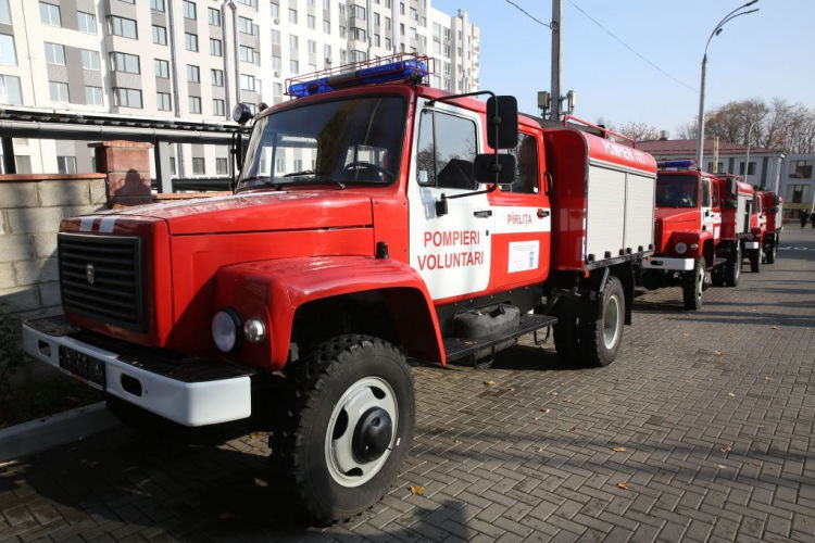 Пожертвование трех пожарных машин сельским пожарных станциям.
