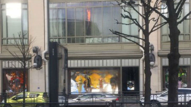 Arde cel mai mare centru comercial din Sankt-Petersburg.