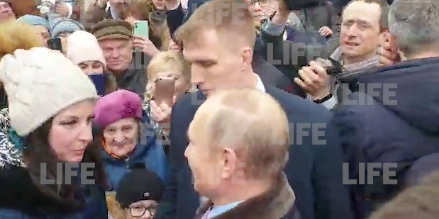 Помощники заверили, что показали фото Путину, но о его реакции они не рассказали.